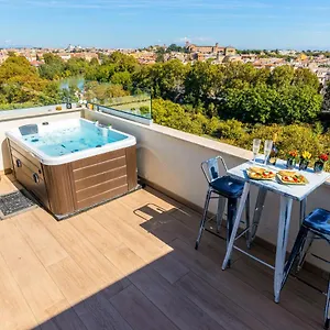 Penthouse With A Panoramic Rooftop In Trastevere With Seasonally Jacuzzi Appartamento Roma